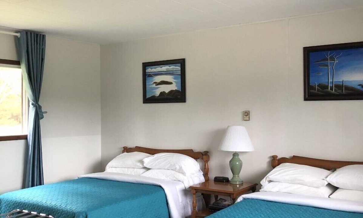 Rossport Hotel | Coach House Motel 20 km East Terrace Bay