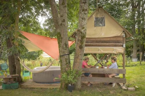 Saint-Jean-les-Deux-Jumeaux Other | cabane sur pilotis les pieds dans l'eau