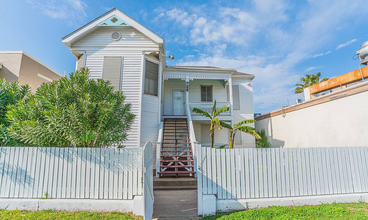 San Jacinto House | Cabana Boy - 3/2 2nd Floor Dog Friendly (Duplex)