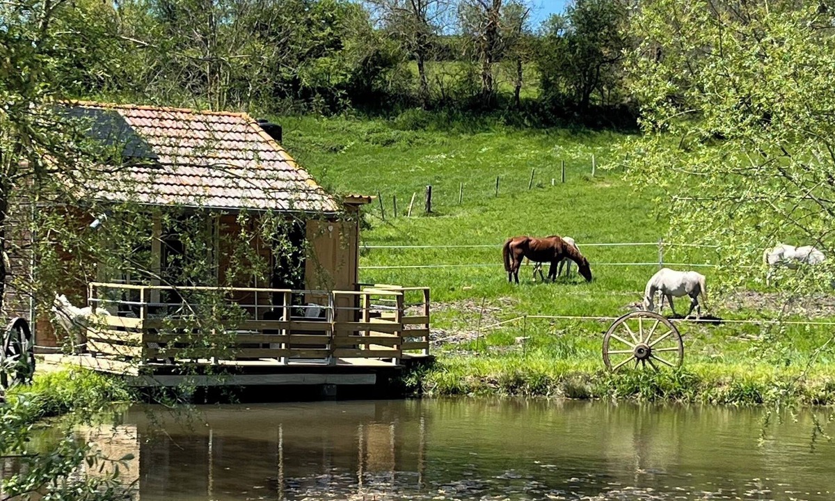 Saint-Pierre-Eynac Cabin | Cabane au Bord de L'eau
