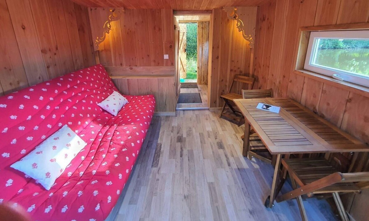 La Lande-Patry Cabin | Cabane en Bois sur L'étang, un Havre de Paix sur un Site Exceptionnel