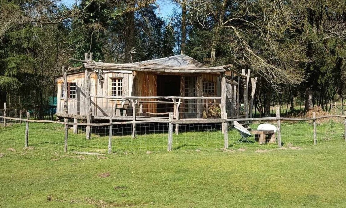 Saint-Eloy-les-Tuileries Cabin | Cabane sur Pilotis au Bord de L'eau