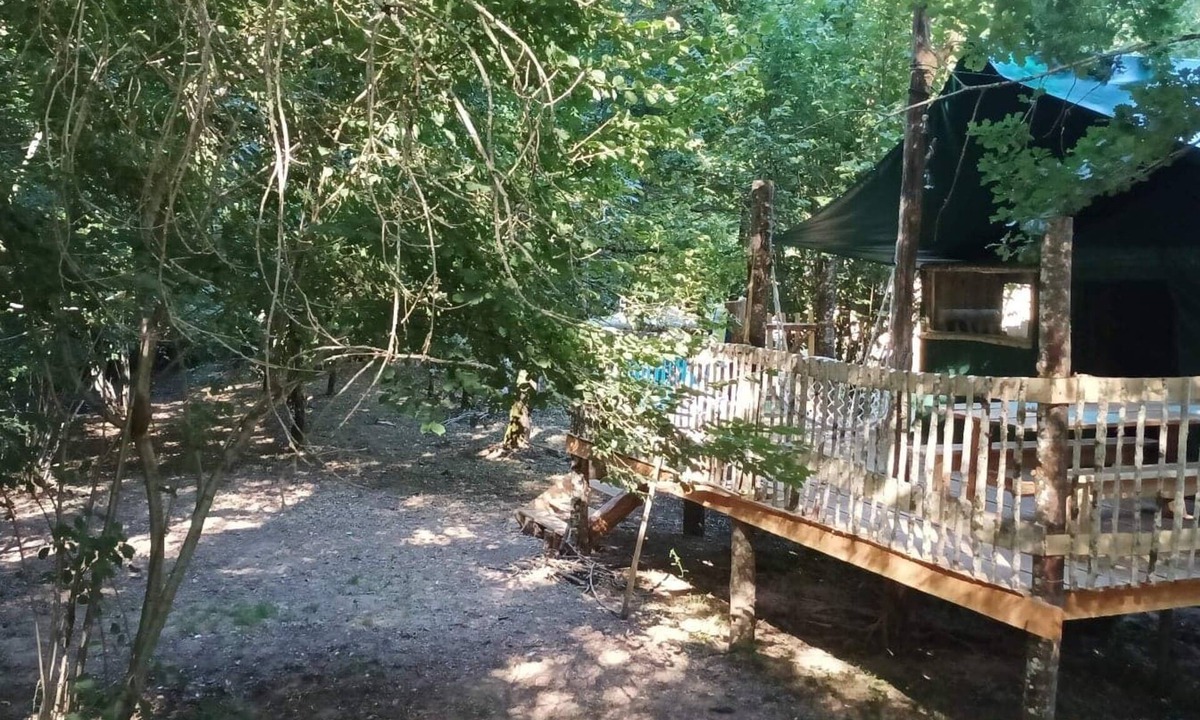 Saint-Eloy-les-Tuileries Cabin | Cabane Lodge au Bord de L'eau