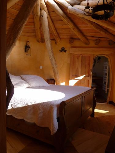 Salignac-Eyvignes Bed & Breakfast | Cabanes hobbit et Figuiers