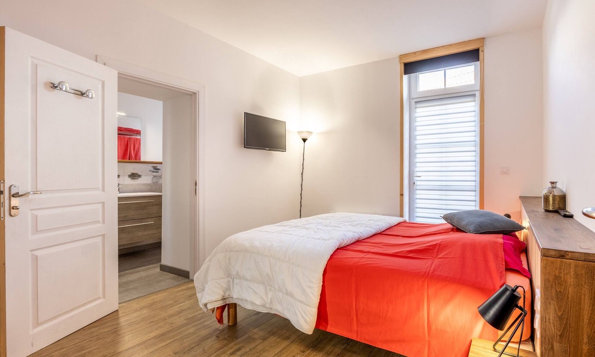 Saint-Michel-Mont-Mercure Bed & Breakfast | Cabernet Guest Room with Wi-Fi