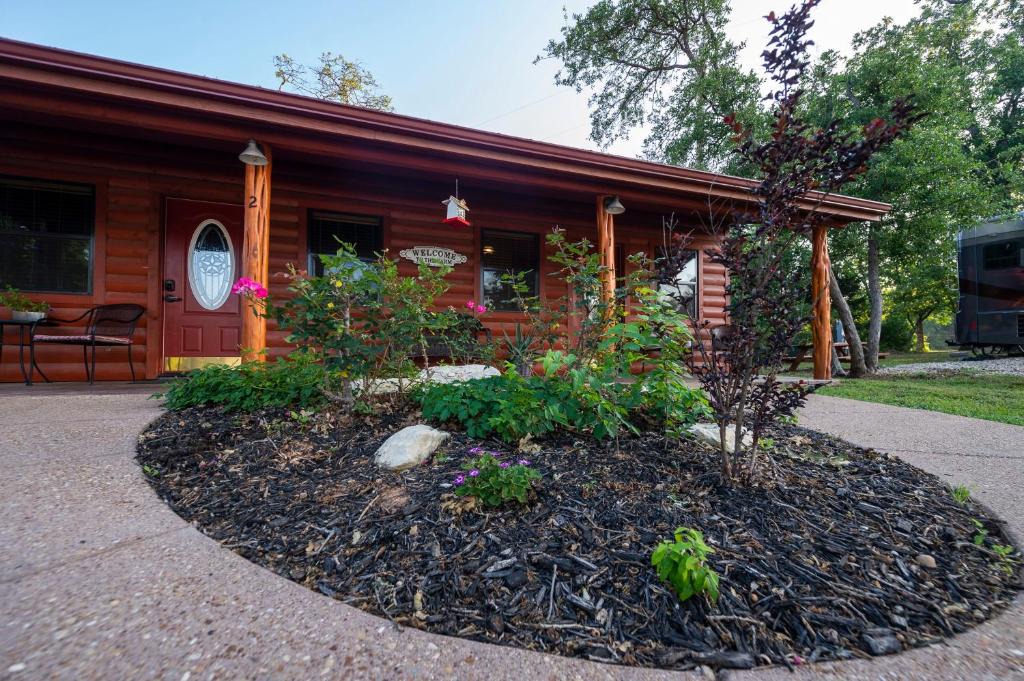 Waco Ski Chalet | Cabin 1 Rental 15 minutes from Magnolia and Baylor