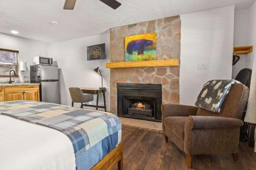 Estes Park Apartment | Cabin 14 - King Bed hotel-style unit
