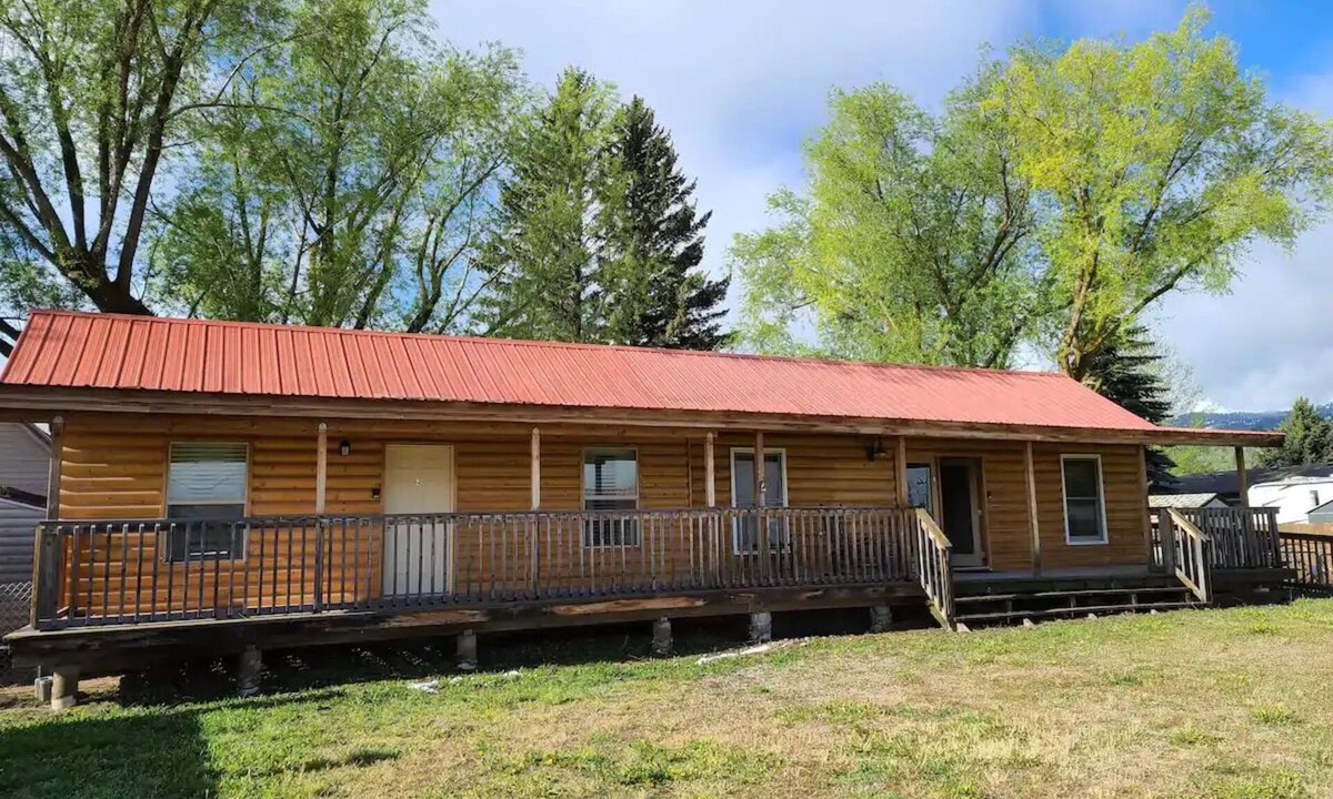 Irwin Cabin | Cabin #2 - Backyard Bunkhousen