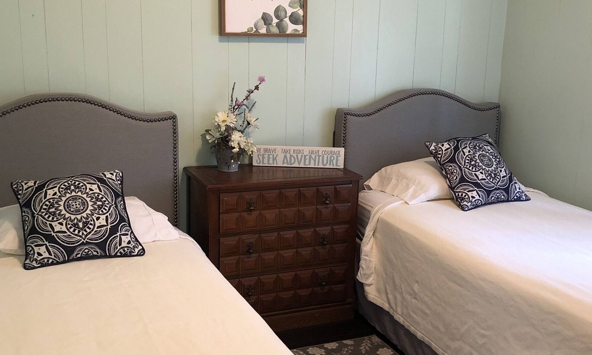 Centre Cabin | Cabin #2 located on Weiss Lake