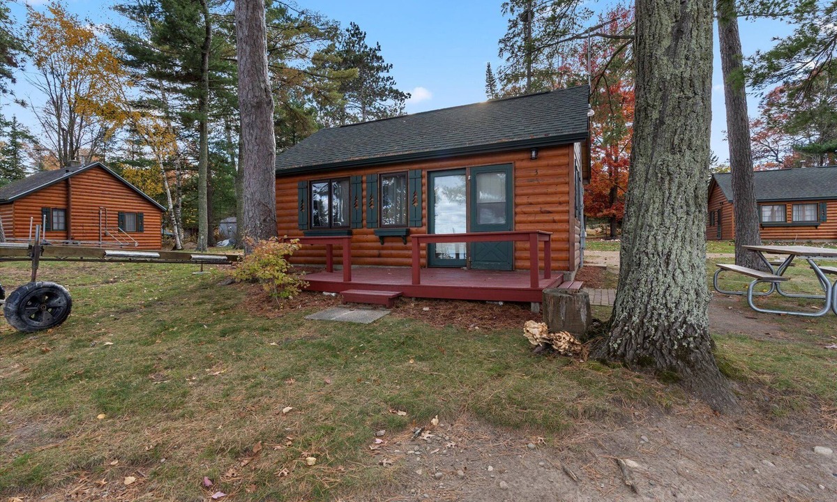 Emily Resort | Cabin #3 - Half Moon Resort