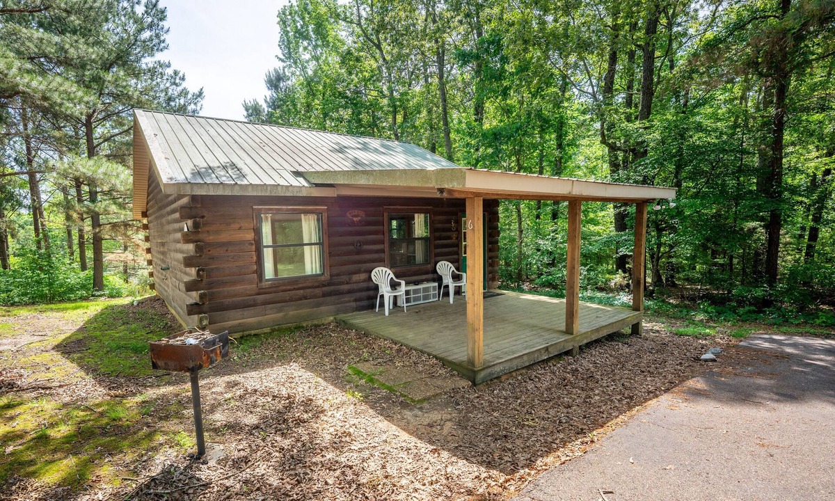 Buchanan House | Cabin 6 at Fishtale Lodge