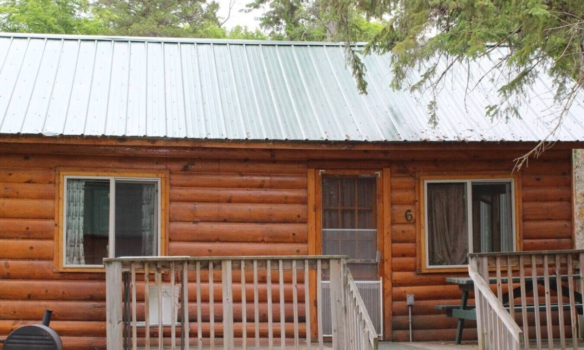 Deer River Apartment | Cabin 6 - Classic cabin with a dockside deck