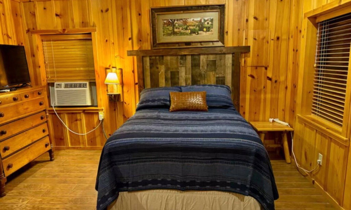 Mico Cabin | Cabin at Sunset Ranch with Sunset Resort on Medina Lake access!