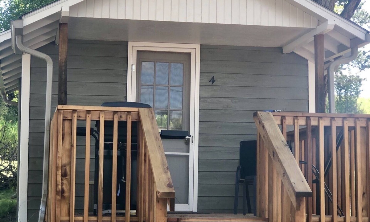 Hot Springs Cabin | Cabin by lake, pet friendly, quiet