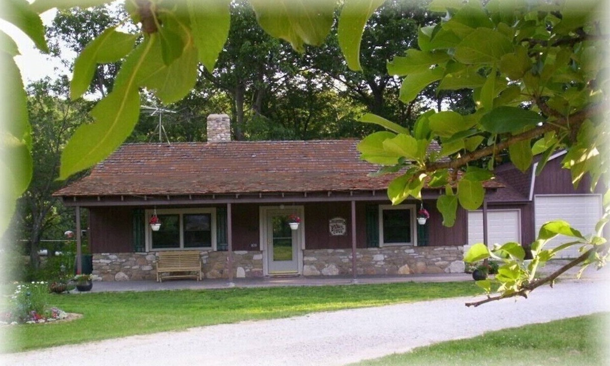 Iowa Falls Cabin | Cabin Cove on the river