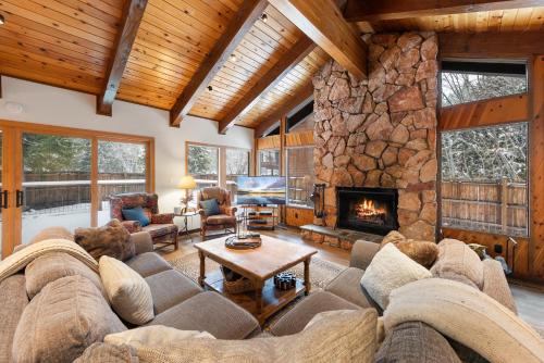 Tahoe Sierra Estates House | Cabin for 8 HotTub Close to Ski Town Private Beach