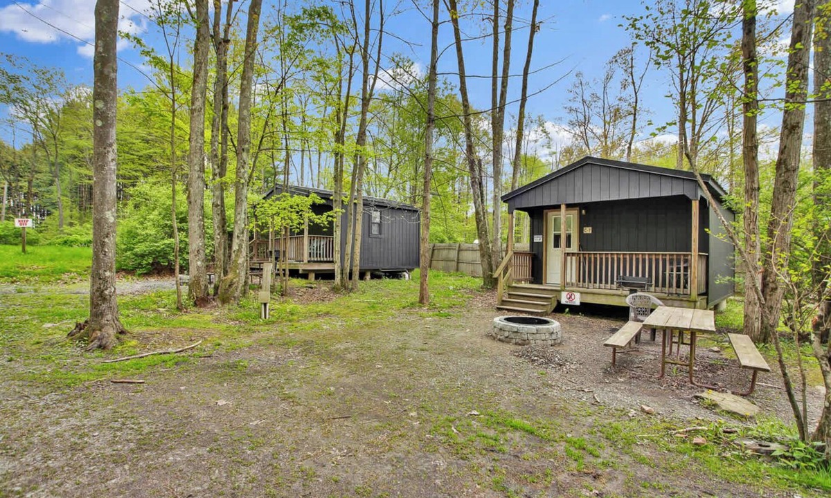Wellsboro Apartment | Cabin full bath
