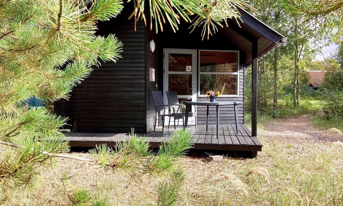 Rødhus House | Cabin in Camping Resort-shared Bathroom