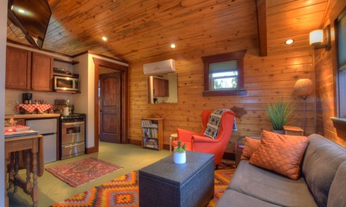 University District House | ♥ Cabin in City with Parking Space ♥