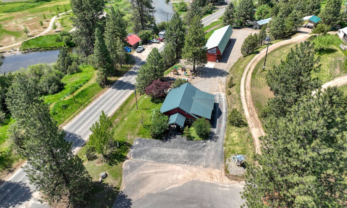 Crouch House | Cabin in town