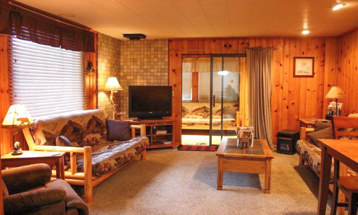 West Yellowstone Cabin | Cabin Less Than 1 Mi to Yellowstone Nat'l Park!