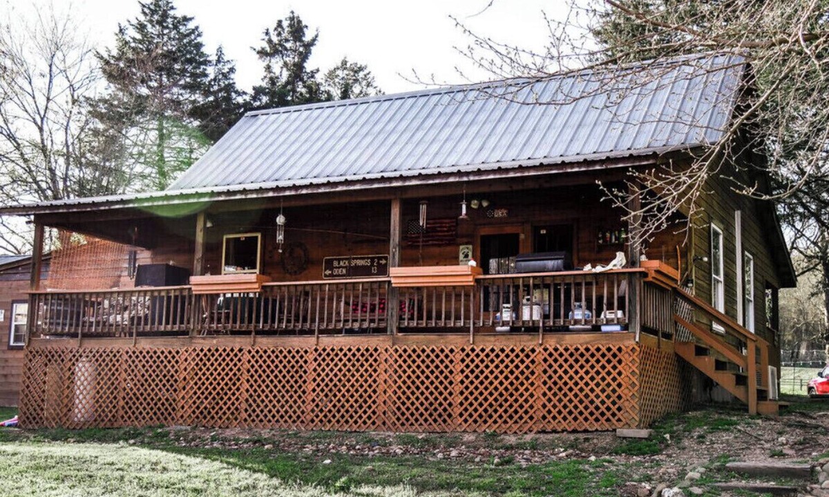 Norman Cabin | Cabin on Collier creek. Go swimming or soaking. Caddo Gap Arkansas