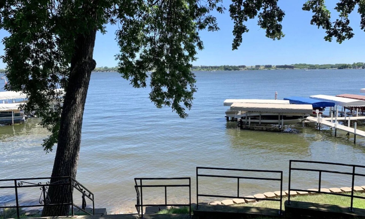 Okoboji Cabin | Cabin on East Lake w/Boat Hoist