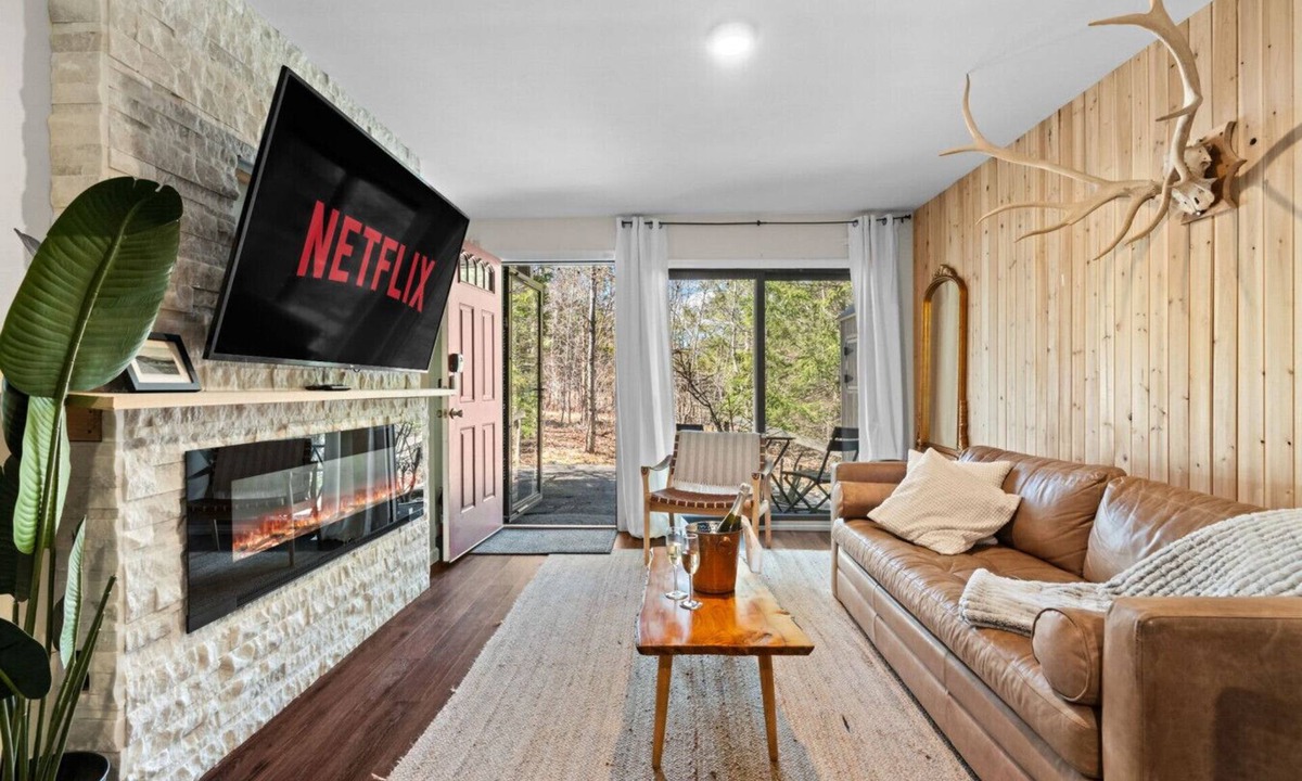 Hunter Apartment | Cabin on Mtn, Seasonal Pool Access w Panoramic Views! Hike, Golf, Swim, Relax!