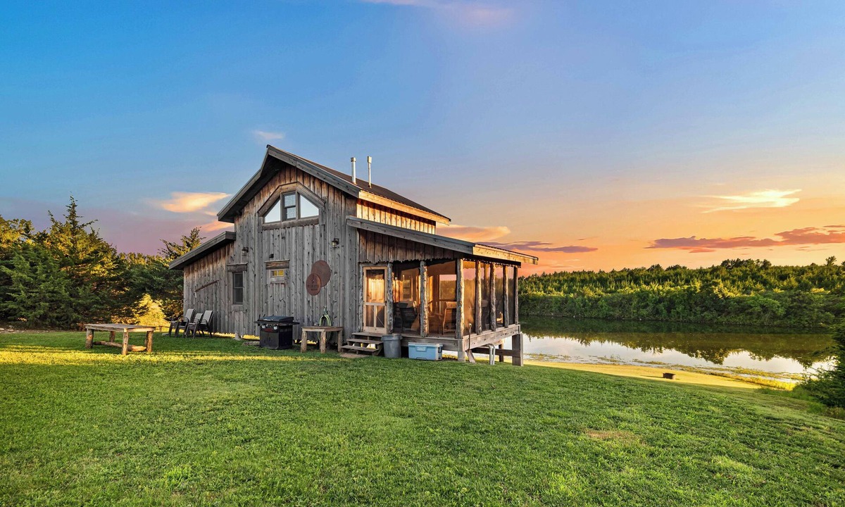 Junction City Cabin | Cabin on Private 4-Acre Pond, King Bed
