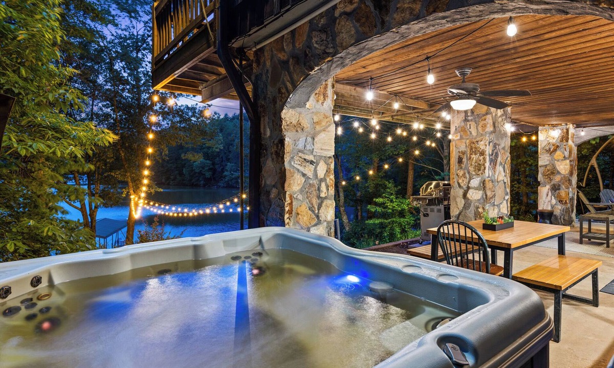 Morganton Cabin | Cabin on the Lake! Private Dock-Hot Tub-Pets