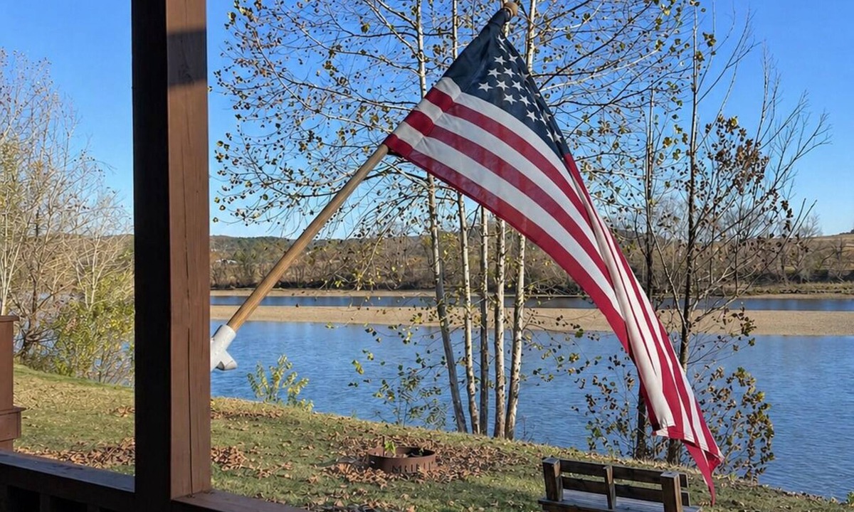 Calico Rock Cabin | Cabin on the White River w/Wood Burning Fireplace