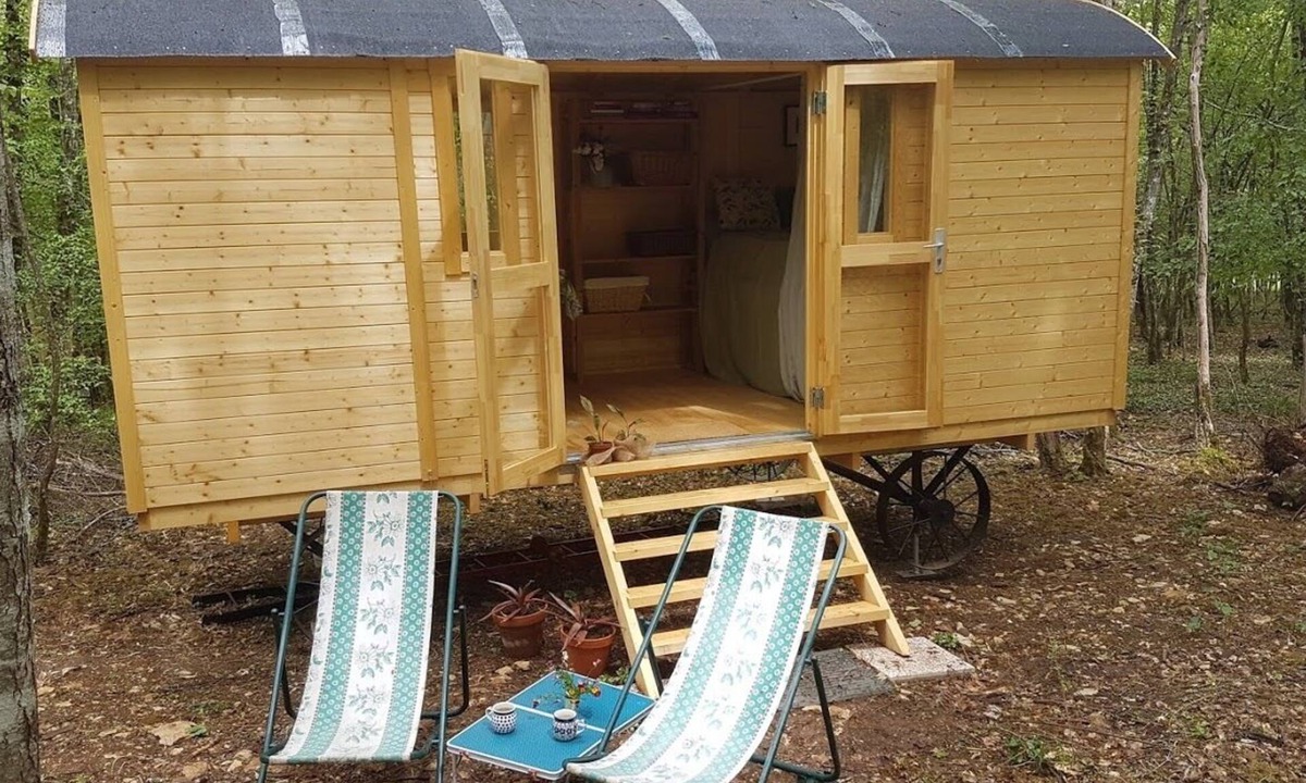 Sougeres-en-Puisaye Cottage | Cabin - Sleeps 2 - Garden - Parking