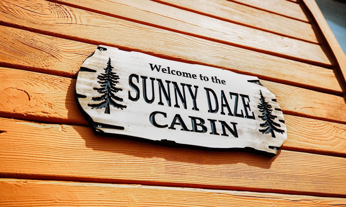 Blanco Cabin | Cabin - The Sunny Daze Cabin is a cozy log cabin located in the Heart of the Texas Hill Country