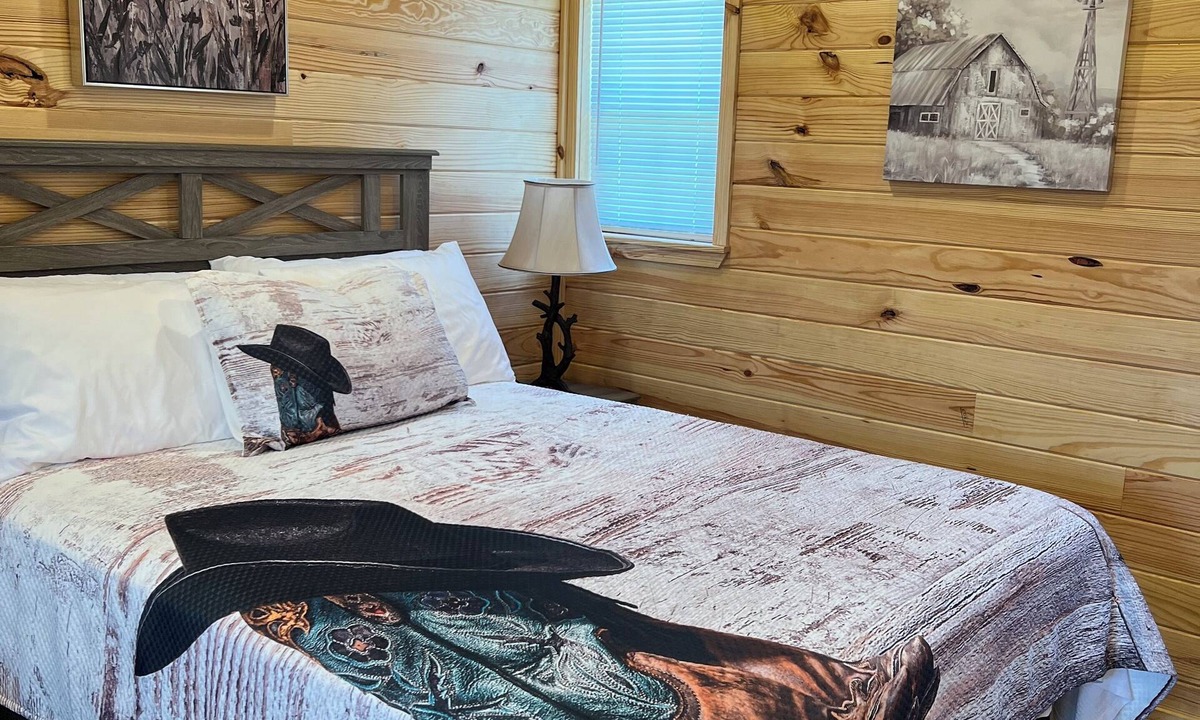 Paige Cabin | Cabin Unit 5 of 6 with AC and WiFi in serene Paige