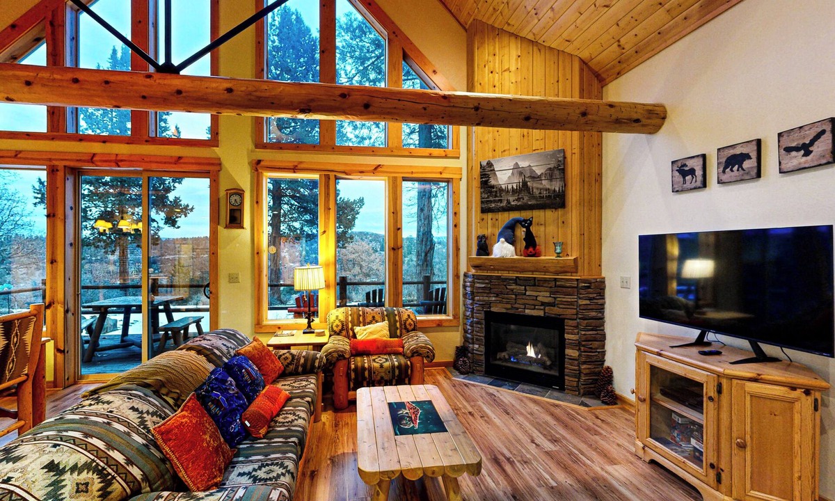 Klamath Falls House | Cabin w/Mountain Views & Shared Pool & Hot Tub