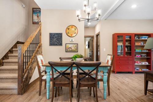 Hollister House | Cabin w Pvt Hot Tub-Outdoor TV-2 Bunk Rooms-Cmty Indoor Pool-Water View-Free Tickets