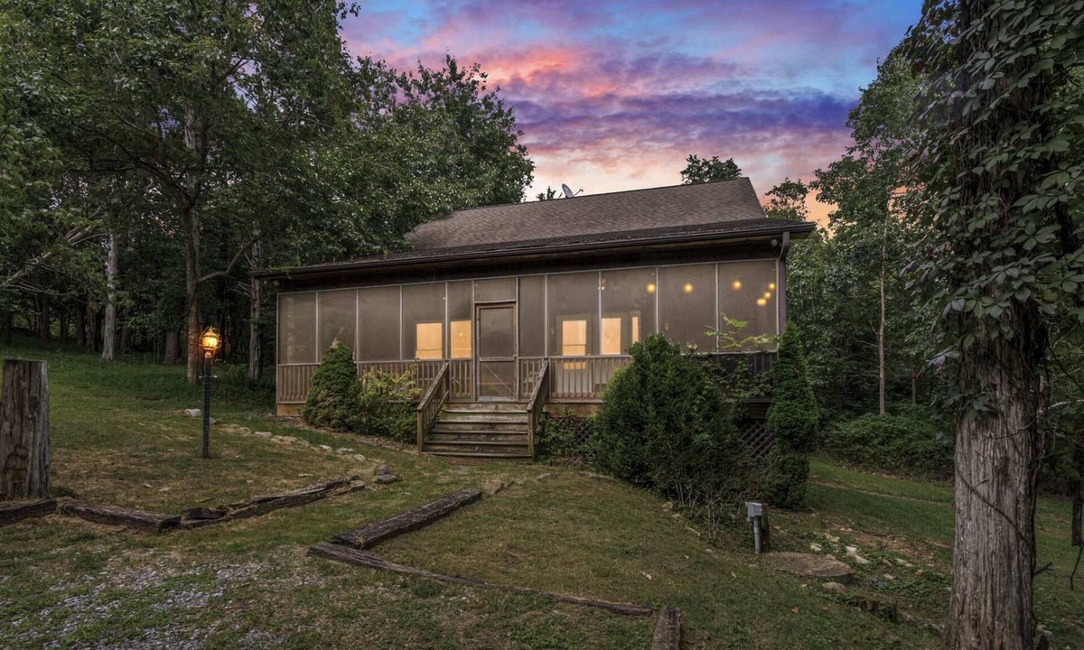 Luray House | Cabin w/screened porch, fire pit & dog-friendly