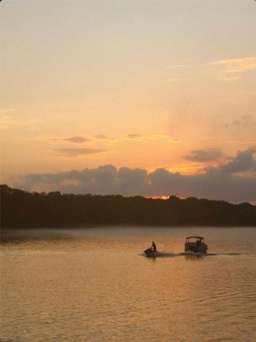 Kesley House | Cabin with Hot Tub on the River
