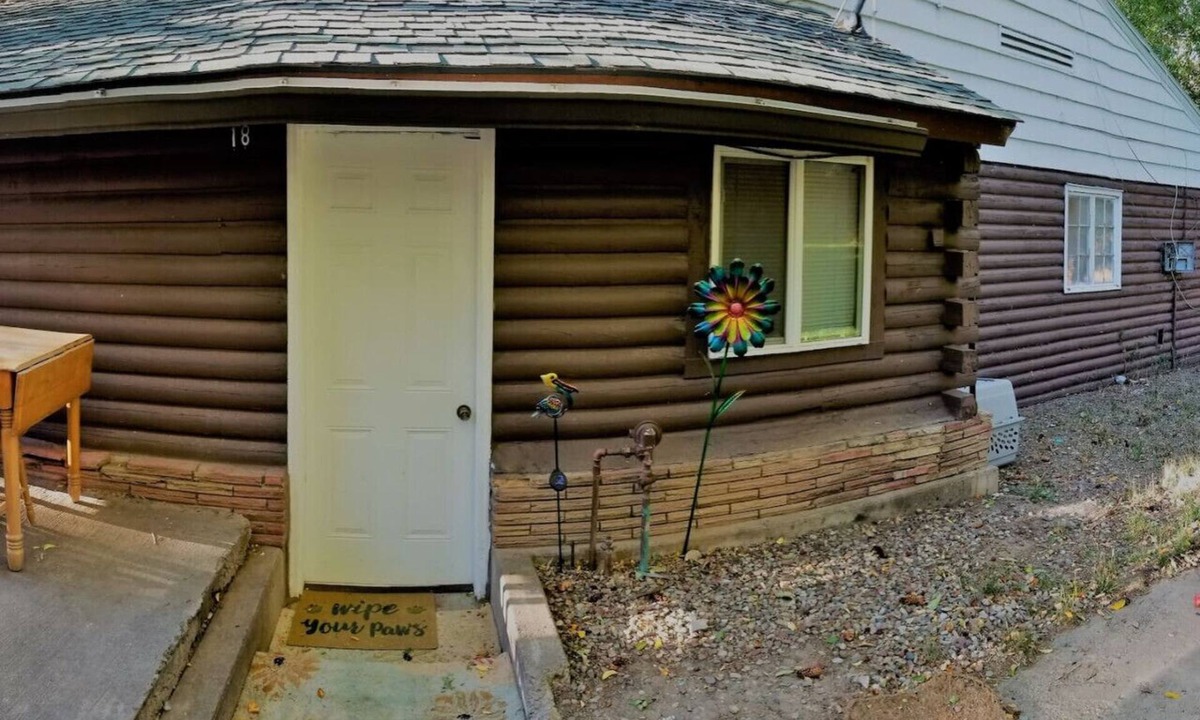 Glenwood Springs Cabin | Cabin21 PETS OK 🐾Rustic Old West Studio+Kitchen