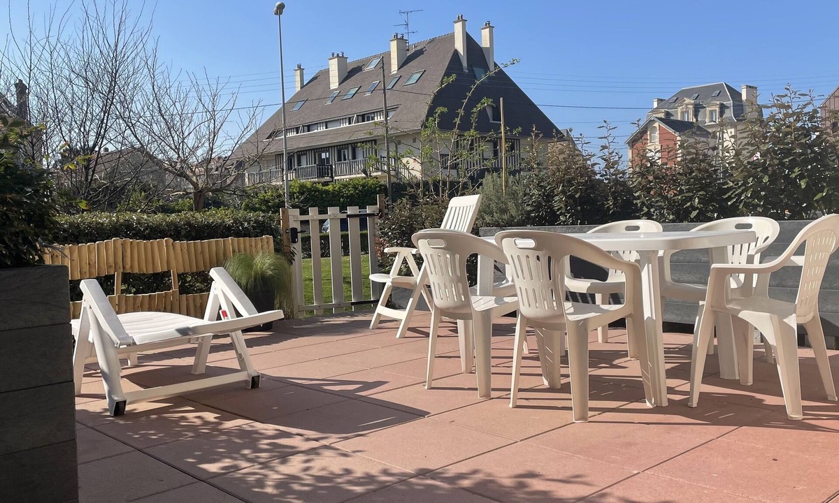 Cabourg Apartment | Cabourg - Comfortable apartment 1/6pers WIFI in RDJ with terrace 100m beach