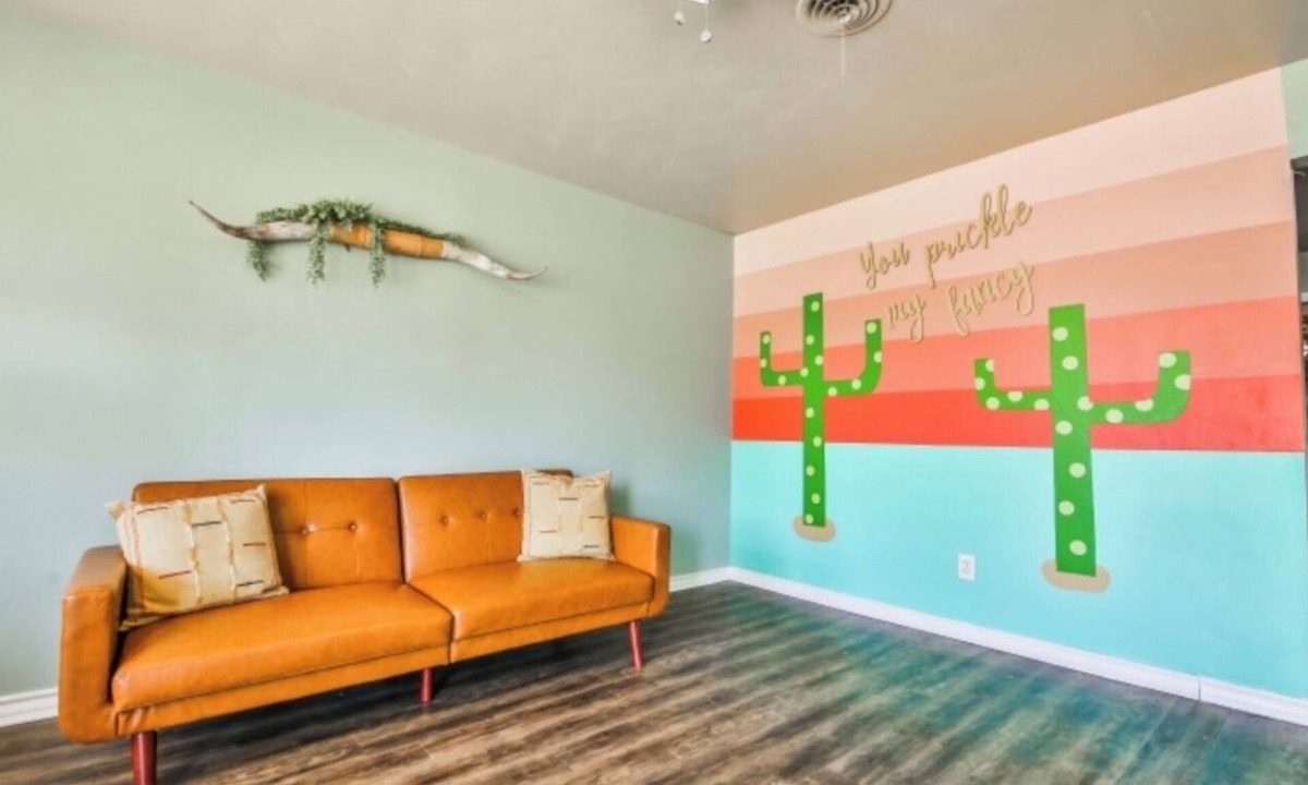 North by Northwest House | Cactus Casita *Pets Welcome* Close & Easy access to Campus, Hospitals, and more!