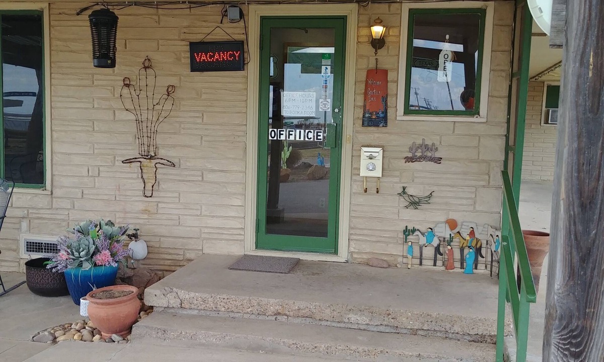 McLean Hotel | Cactus Inn