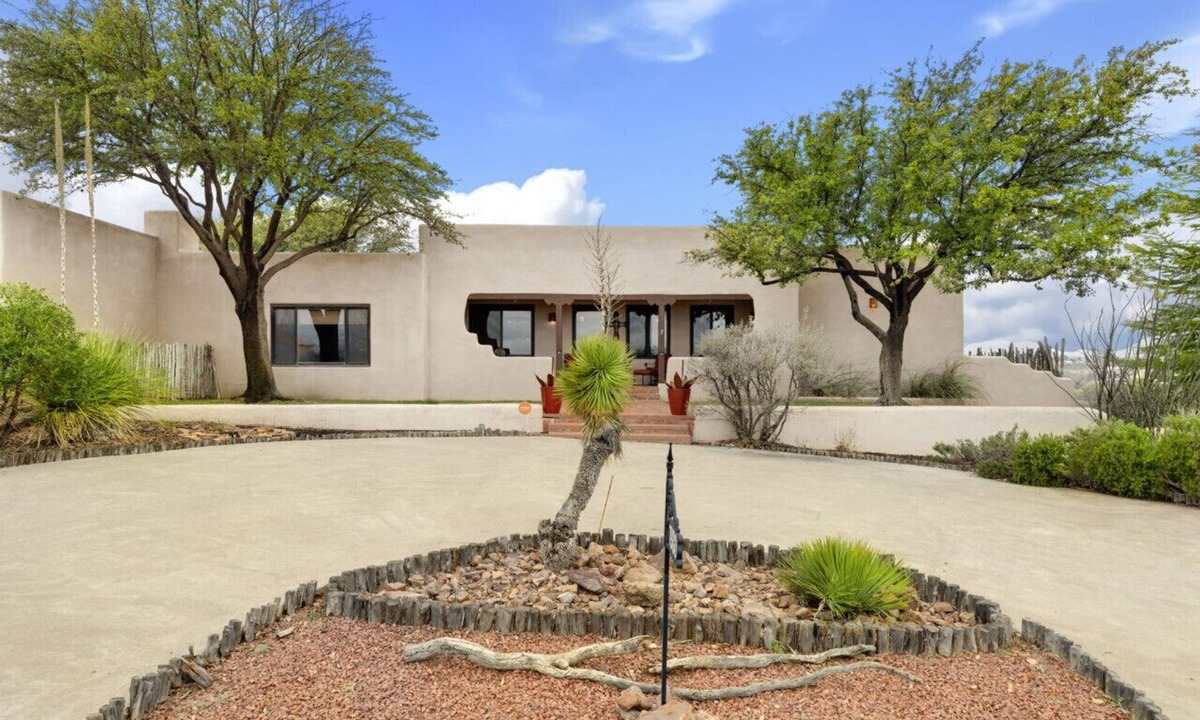 Marfa House | Cactus Rose - Enjoy wildlife and mountain views close to downtown Alpine