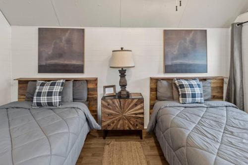Oil City House | Caddo Lake Cabins- Wyldewood with Kayaks
