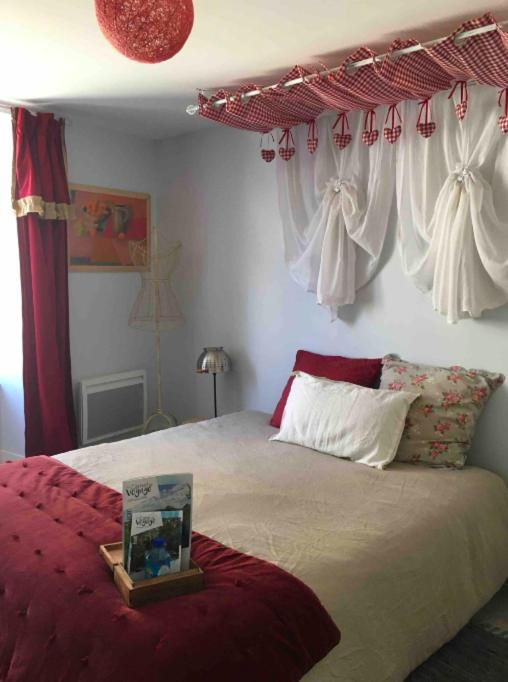 Sainte-Suzanne-and-Chammes Bed & Breakfast | Café des Tours / Café Couette
