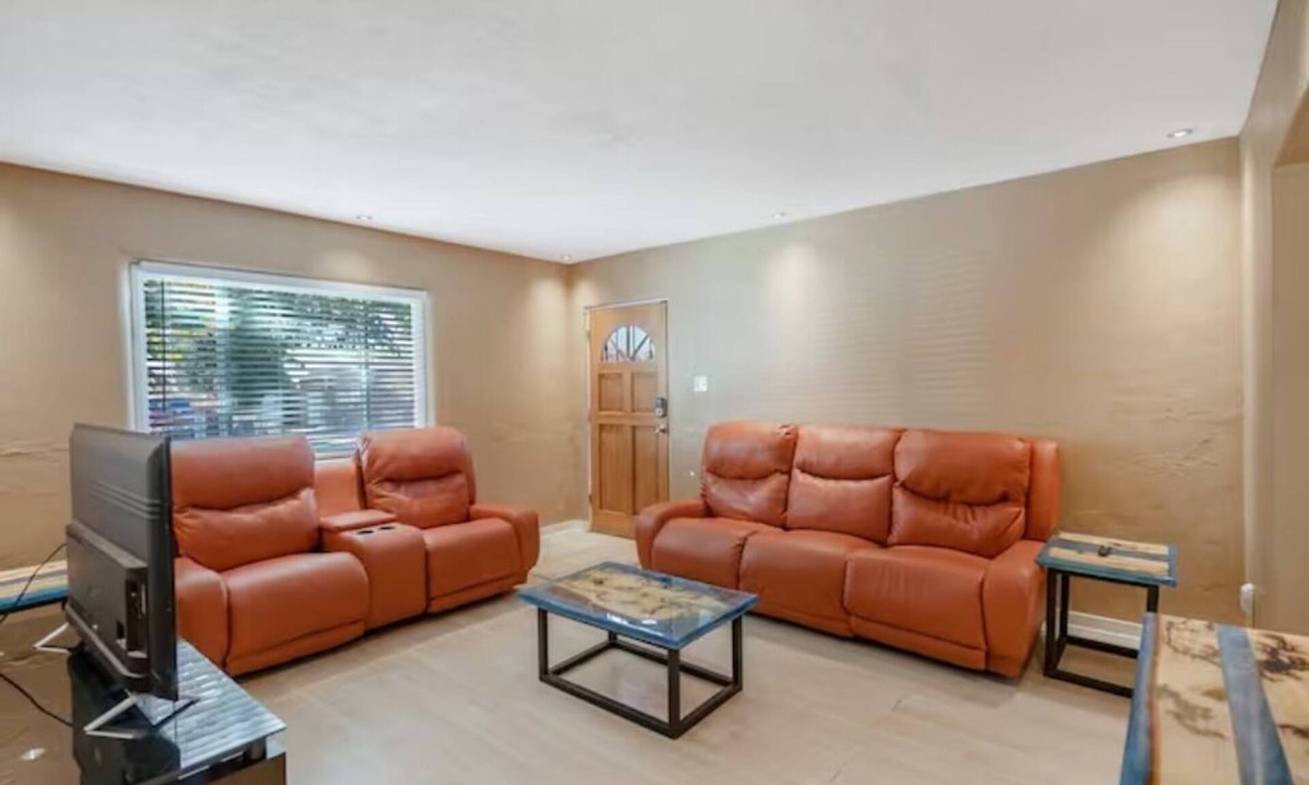 Uptown House | Cagua Uptown home, close to everything!