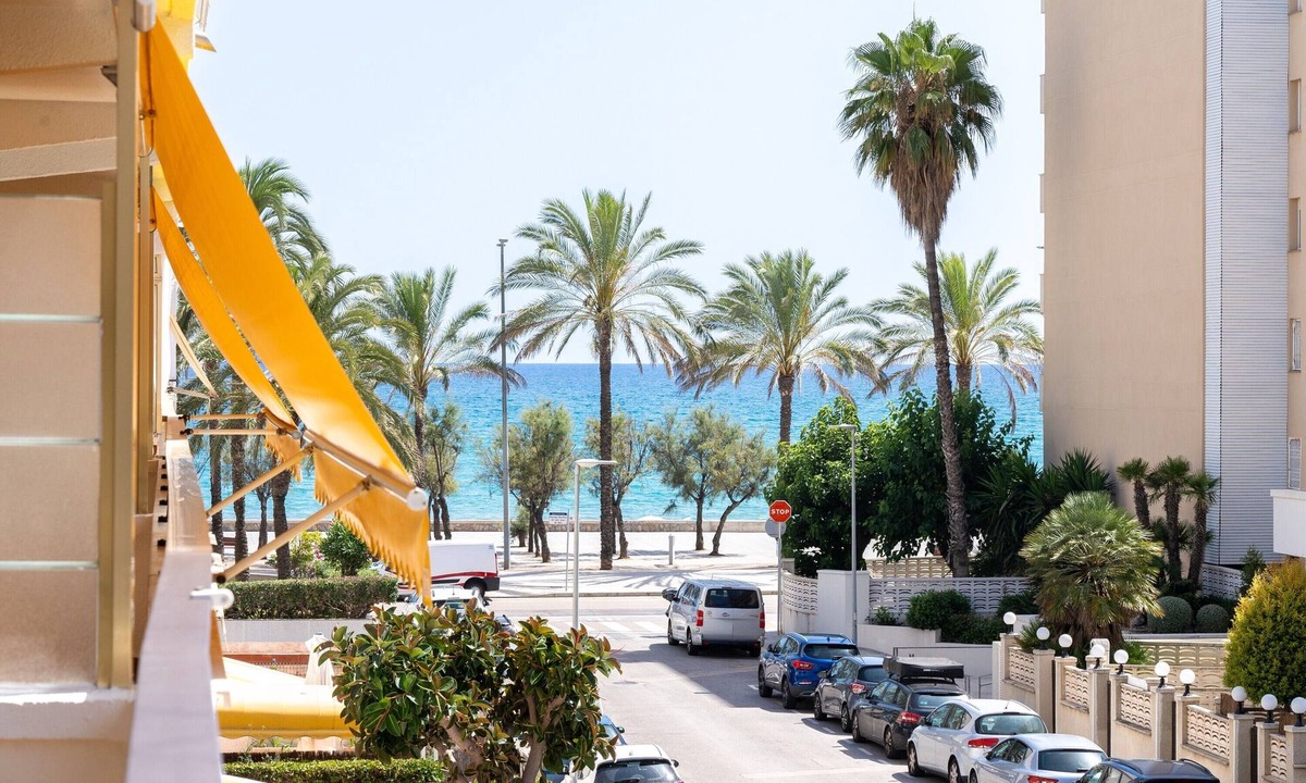 Calafell Apartment | Calafenga Apartment with Sea Views, Wi-Fi, and Air Conditioning