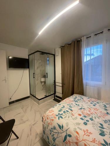 Calais House | Calaisis room bed