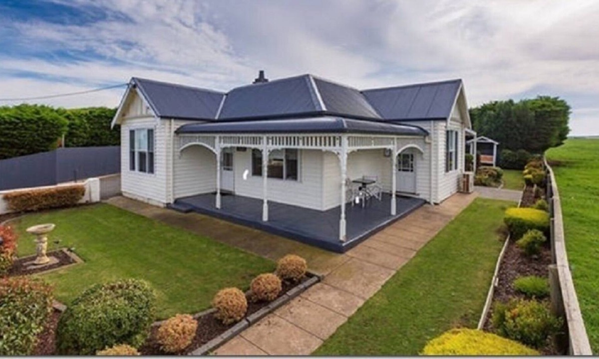 Killarney House | Calgary House & Cottage Accommodation