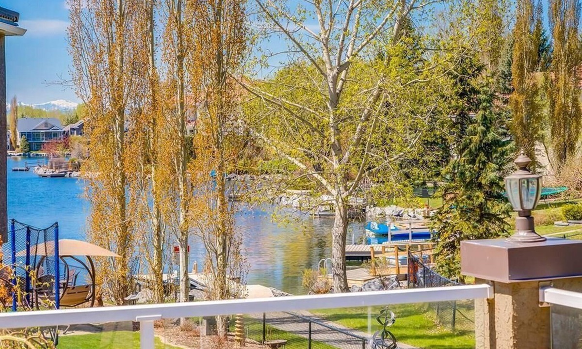 Southeast Calgary House | Calgary Lake House B&B